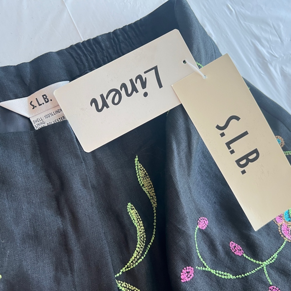 S.L.B. Womens Linen
Embroidered Crop Size 4
Pants Black Floral - Picture 3 of 5